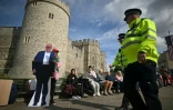 Une personne avec une effigie en carton de Donald Trump devant le chateau de Windsor, le 16 septembre 2025