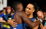 Le Français Pascal Martinot-Lagarde (d), médaille de bronze du 110 m haies, étreint le vainqueur américain Grant Holloway lors des Mondiaux d'athlétisme, le 2 octobre 2019 à Doha