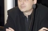 le réalisateur Christophe Ruggia est photographié lors d'une conférence de presse, à Paris le 10 mai 2004, à l'issue de la signature d'un accord entre la chaîne cryptée Canal+ et les organisations professionnelles du cinéma