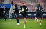 Le milieu français Adrien Rabiot à l'échauffement avant le match amical contre le Pays de Galles, à Nice, le 2 juin 2021