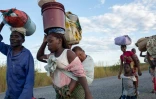 Des familles fuient des attaques jihadistes, le 14 juin 2022 dans le nord du Mozambique