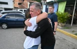 L'ancien prisonnier politique Jose Ignacio Moreno Suarez embrasse sa fille après sa libération de la prison de Rodeo I à Guatire au Venezuela, le 14 août 2026