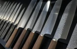 Divers couteaux sont exposés dans le showroom de la coutellerie Sumikama, à Seki, préfecture de Gifu, le 22 juillet 2025