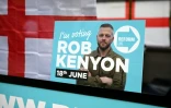 Une affiche pour le candidat de Reform UK, Rob Kenyon, à la législative partielle de Makerfield, dans le nord-ouest de l'Angleterre, le 16 juin 2026