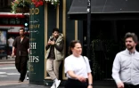 Diego Galdino, qui se filme en train de traquer les pickpockets, le 7 août 2025 à Londres 