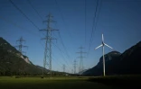 Un éolienne à proximité de pylones électriques près de Dorénaz, dans l'ouest de la Suisse, le 23 août 2022

