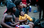 Des migrantes et leurs enfants au village de Bajo Chiquito, dans la province du Darien, le 22 août 2021 au Panama