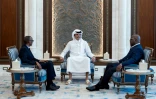 Photo fournie par le ministère qatari des Affaires étrangères (MOFA) montrant l'émir du Qatar, Tamim ben Hamad Al-Thani (c), les présidents du Rwanda Paul Kagame (g) et de la RDC, Félix Tshisekedi (d), lors d'une rencontre à Doha, le 18 mars 2025