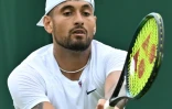 L'Australien Nick Kyrgios contre le Serbe Filip Krajinovic lors du 2e tour de Wimbledon, le 30 juin 2022 à Londres