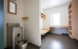 Une cellule de la prison de Rosersberg, au nord de Stockholm, le 4 mars 2026 en Suède
