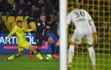 Kylian Mbappé à la lutte avec le défenseur nantais Percy Prado lors de la victoire du PSG à La Baujeoire, le 4 février 2020