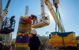 Des ouvriers et bénévoles assemblent des blocs en Lego pour monter une tour dans la ville israélienne de Tel-Aviv le 26 décembre 2017