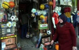 Des gilets de sauvetage à la devanture d'un magasin de sport le 13 septembre 2015 à Bagdad