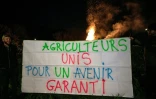 Des membres du syndicat agricole Jeunes agriculteurs 68 sur un rond-point d'Altkirch,en Alsace, le 14 novembre 2024