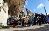 Hommages le 15 octobre 2023 sur la place des Héros à Arras au professeur Dominique Bernard, assassiné le 13 octobre 
