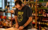 Le chef Gaggan Anand prépare un repas dans sa cuisine le 20 août 2019 à Bangkok