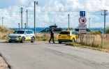 Des policiers près de l'aéroport de Copenhague, après un survol de drones, le 23 septembre 2025 au Danemark