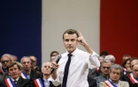 Emmanuel Macron avec des élus ruraux dans le cadre du grand débat, à Souillac, le 18 janvier 2019