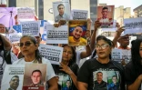 « Nous ne voulons plus de promesses, nous voulons la liberté », peut-on lire sur l’une des pancartes brandies par des proches de prisonniers politiques devant le parquet de Caracas, le 28 mai 2026