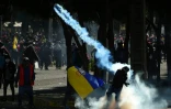 Un manifestant lance une bombe lacrymogène vers la police lors d'affrontements à Quito, le 22 juin 2022 en Equateur