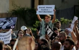 Un jeune garçon brandit une pancarte lors d'une manifestation dans la ville arabe israélienne de Sakhnin pour dénoncer les graves pénuries de nourriture dans la bande de Gaza et l'offensive israélienne, le 25 juillet 2025