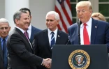 Brian Cornell, PDG de Target, serrant la main de Donald Trump le 13 mars 2020 à la Maison Blanche