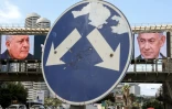 Le candidat centriste au poste de Premier ministre Gadi Eisenkot (g) et l'actuel Premier ministre Benjamin Netanyahu apparaissent sur des écrans installés sur un pont enjambant une rue de Ramat Gan, en Israël, le 20 octobre 2026
