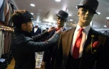 Le vendeur afghan Ali Haidiri habille un mannequin dans une boutique de vĂȘtements pour hommes, le 18 fĂ©vrier 2019 Ă Kaboul