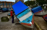 Des pêcheurs amarrent leurs bateaux avant le passage de la tempête tropicale Elsa, le 5 juillet 2021 à La Havane