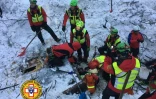 Les secours font des recherches sur le lieu d'un hôtel détruit par une avalanche près de Farindola, en Italie le 23 janvier 2017, dans une photo diffusée par les secours alpins italiens