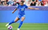 La Française Delphine Cascarino frappe et marque contre l'Italie à l'Euro, le 10 juillet 2022 à Rotherham 