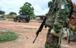 Des soldats ivoiriens en patrouille dans le village de Moro Moro, près de la frontière du Burkina Faso, le 9 octobre 2025, dans le nord-est de la Côte d'Ivoire