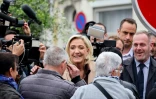 Marine Le Pen (C), au côté de Steeve Briois (D), maire RN d'Hénin-Beaumont, en déplacement de campagne à Hénin-Beaumont, dans le Pas-de-Calais, le 14 juin 2024 
