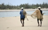 Des pêcheurs se dirigent vers l'estuaire de la rivière Sabaki, à Malindi, au Kenya le 10 février 2022