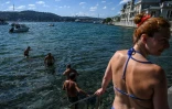 Des nageurs dans le quartier Bebek d'Istanbul, le 29 juillet 2022