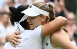 La Tunisienne Ons Jabeur et la Kazakhe Elena Rybakina aprèsleur quart de finale de Wimbledon remporté par Jabeur le 12 juillet 2023 à Londres