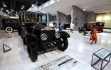 Une Rolls-Royce noire Silver Ghost de 1922 exposée au Musée des voitures anciennes près de Téhéran, le 24 novembre 2021 en Iran