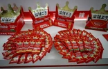 Des produits à base de lamelles épicées de l'usine Mala Wangzi du comté de Pingjiang, dans la province du Hunan, le 17 juin 2026 dans le centre de la Chine