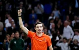 Le Français Ugo Humbert célèbre sa victoire face au Russe Karen Khachanov en demi-finale du Masters 1000 de Paris, le 2 novembre 2024