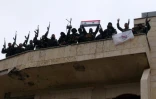 Des soldats prorégime célèbrent la prise de la ville de Salma, dans la province de Lattaquié, le 12 janvier 2016