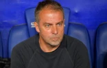L'entraîneur allemand du FC Barcelone Hansi Flick looks lors du derby catalan contre l'Espanyol Barcelone le 15 mai 2025 à Cornella de Llobregat