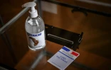 Du gel désinfectant dans un bureau de vote à Paris, le 13 mars 2020