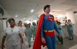 Leonardo Muylaert, le "Superman brésilien",  lors d'une visite à l'hôpital de Rio de Janeiro, le 18 mars 2024
