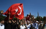 Rassemblement de fidèles devant l'ex-basilique Sainte-Sophie, reconvertie en mosquée, le 24 juillet 2020  