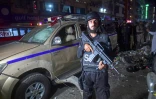 Un membre des forces de sécurité sur les lieux d'un attentat à la bombe à Karachi, le 12m ai 2022 au Pakistan