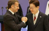 Emmanuel Macron (G) et le président sud-coréen Lee Jae-myung (D)à Séoul le 3 avril 2026