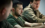 Le président ukrainien Volodymyr Zelensky (c) auprès de militaires ukrainiens lors de son voyage dans la région de Zaporijjia, selon la présidence ukrainienne, le 5 juin 2022