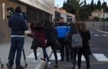 Des élèves du collège Christian Bourquin devant les portes de l'établissement, le 18 décembre 2017 à Millas dans les Pyrénées-Orientales