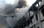 Un pompier éteint un incendie à Kharkiv, le 7 juin 2025