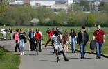 Des gens se promènent dans le parc Alexandra de Londres, le 10 avril 2020   